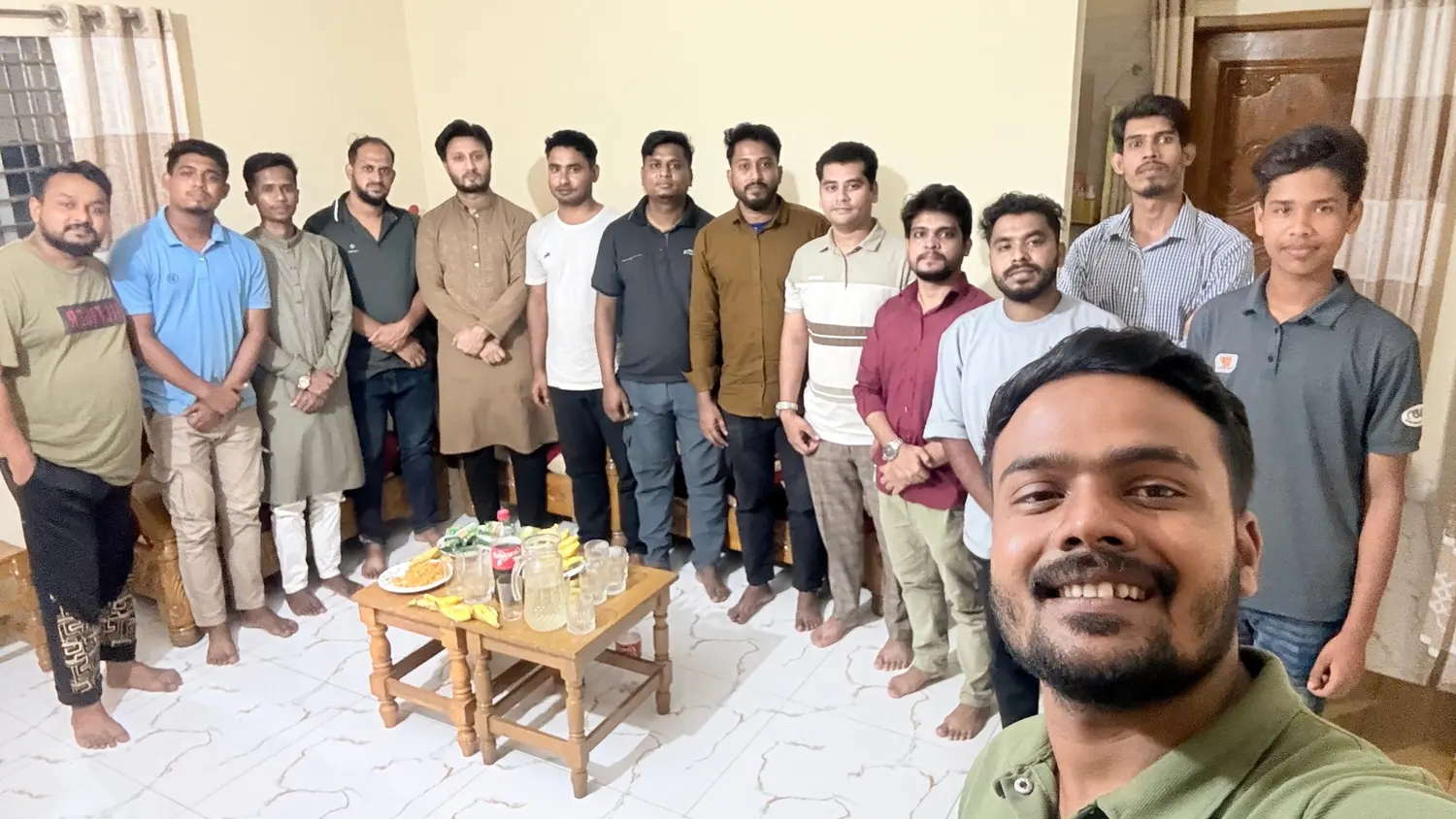 স্বেচ্ছাসেবক দলের সদস্যরা